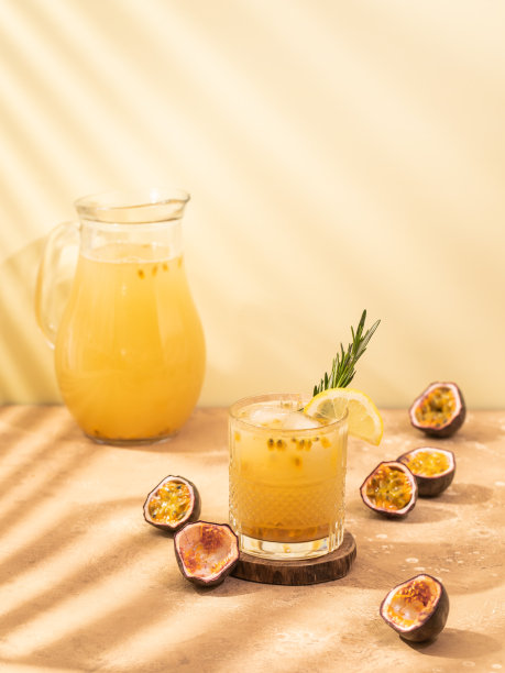 清爽的百香果柠檬水图片下载