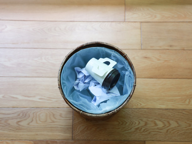 纸杯咖啡与回收站在篮子里的木制背景图片下载