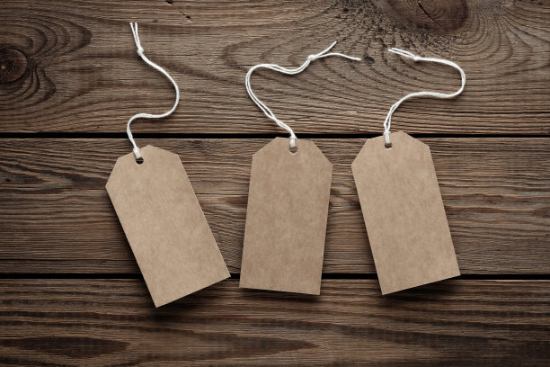 木桌上用绳子拴着的空工艺品价签。设计模板图片下载