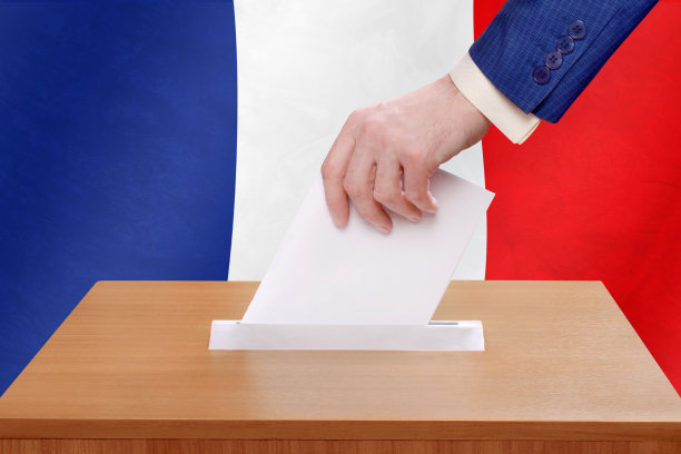 法国大选日。一个人把选票扔进投票箱来投票图片下载