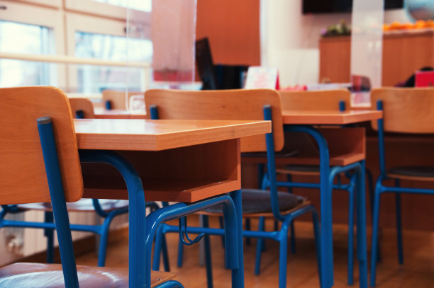 教室里的空木凳图片下载