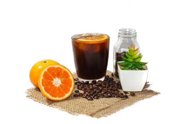美式冰咖啡配橙汁片。图片下载