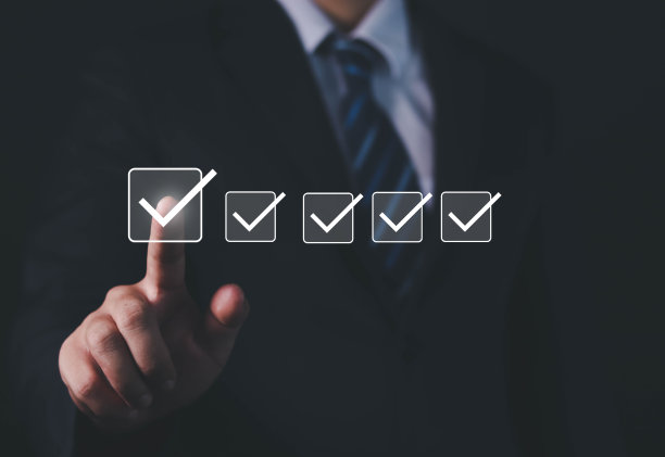 商人核对连续就业调查清单图片下载