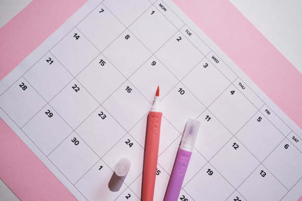 每月的日历。纸上有日期的日历。天计划。周、月、年的时间表。现代的组织者。业务日记。截止日期提醒。日常活动管理。模板和网格图片下载