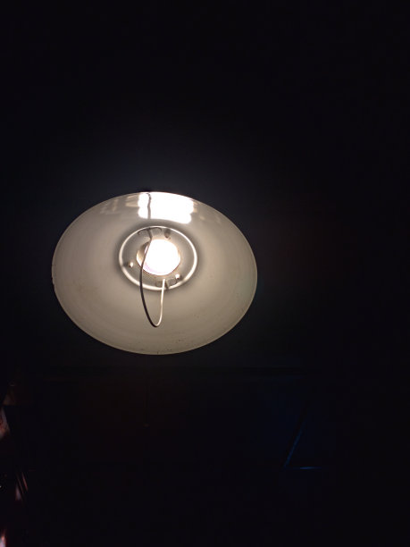 白色灯泡照明在黑暗的背景图片下载