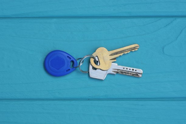 三个门钥匙在一个金属环上图片下载