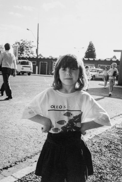 90年代巴西女孩的复古黑白肖像图片下载