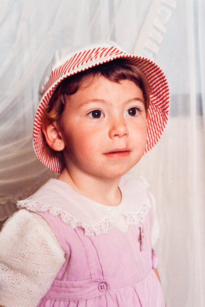 巴西照相馆里孩子的复古肖像图片下载