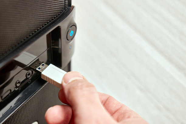 该电缆通过USB连接到计算机上。信息传递和存储技术。图片下载