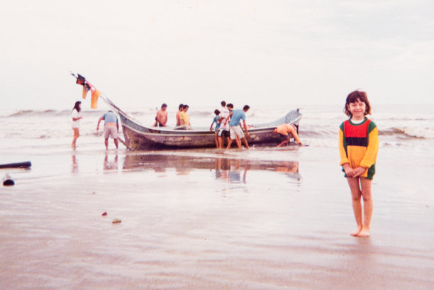 巴西海滩上穿着外套的女孩的复古肖像图片下载