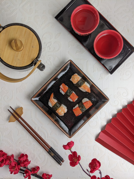 白色和红色的主题搭配寿司和筷子图片下载