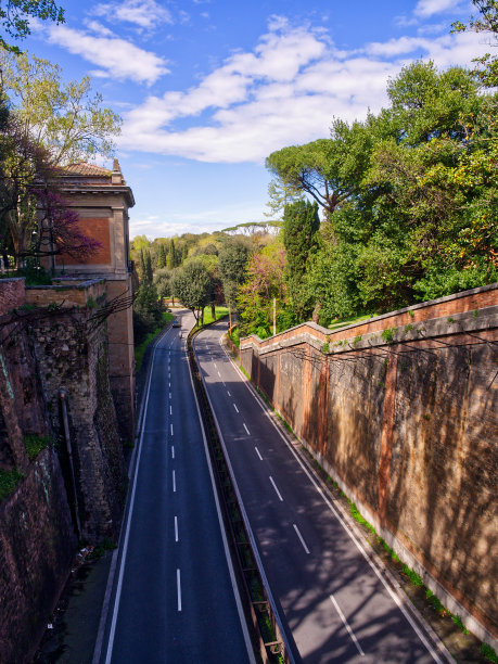 阳光下美丽的城市道路，意大利罗马图片下载