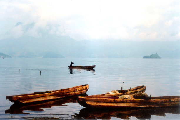 20世纪90年代，泸沽湖的渔民图片下载