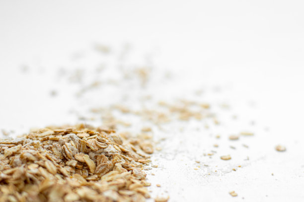 在浅色背景下烘焙的原料，面粉和燕麦片，减肥早餐图片下载