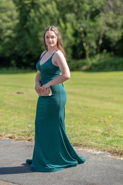 16岁的女孩，穿着舞会礼服图片下载