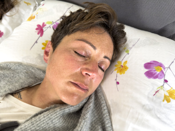 成年妇女正在睡觉。图片下载