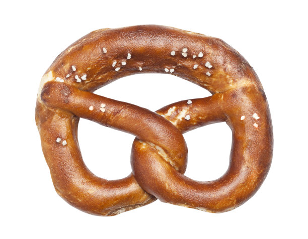 白色背景上的新鲜巴伐利亚椒盐脆饼。椒盐卷饼是一种传统的巴伐利亚糕点，是一种受欢迎的小吃。图片下载