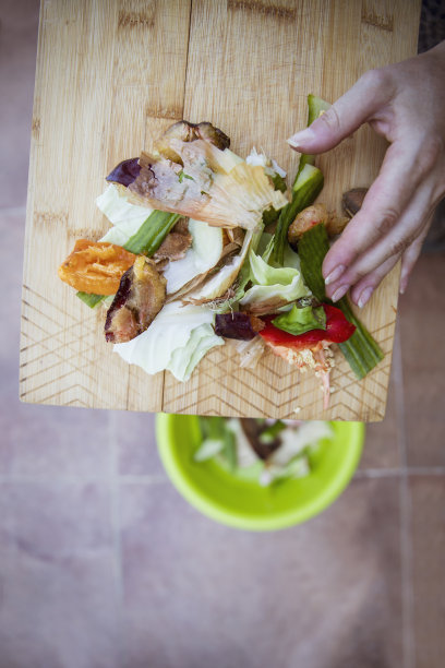 为她的花园做有机护根物!图片下载