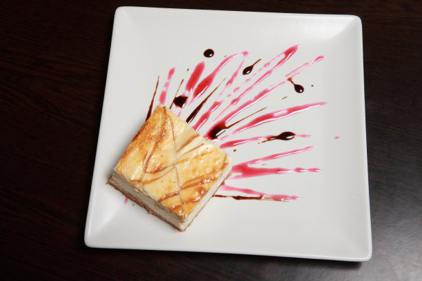 撒上酱汁的奶酪蛋糕图片下载