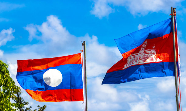 老挝和柬埔寨的国旗是红白蓝配蓝天。图片下载