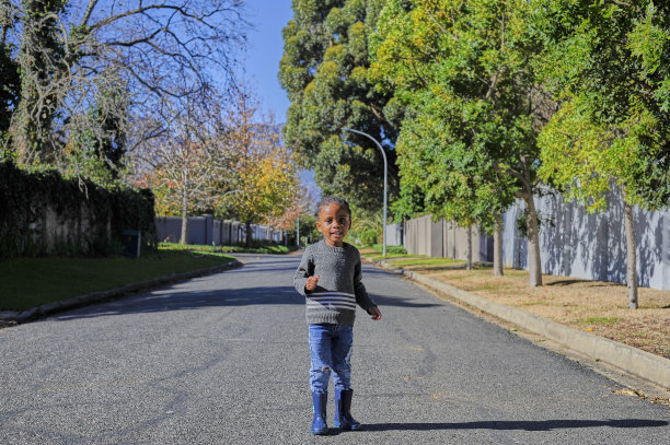 一个非洲黑人男孩在街上玩耍图片下载