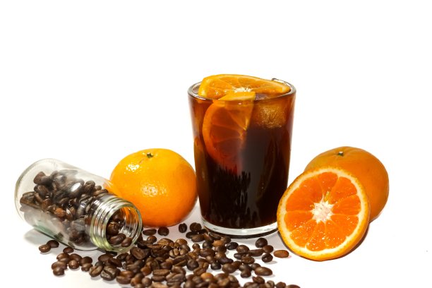 美式冰咖啡配橙汁片。图片下载