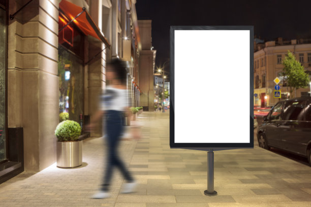 夜晚空白的街道广告牌。图片下载