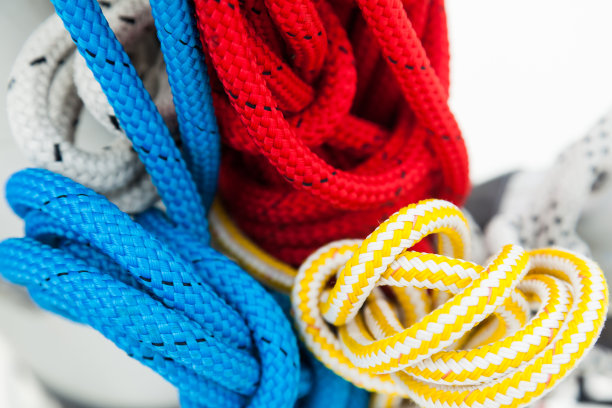 多色游艇绳系在一起，特写。图片下载