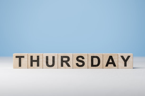 周四的单词是关于木质立方体的。工作日的概念。星期四，蓝色背景的木块上的铭文。本空间图片下载