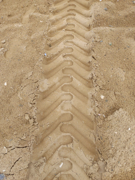 沙滩上的车轮痕迹图片下载