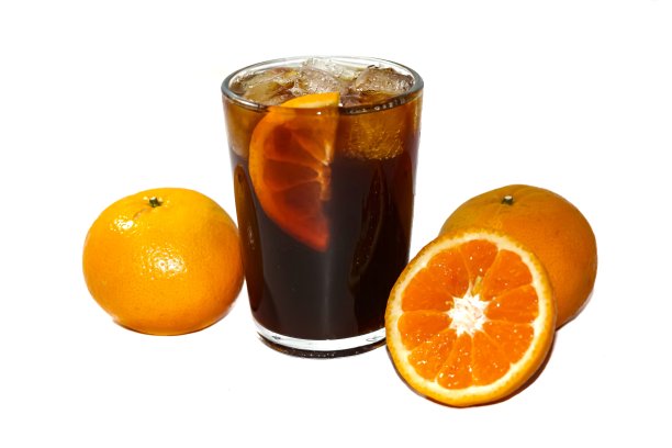 隔离图片的美式冰咖啡和橙汁切片。图片下载