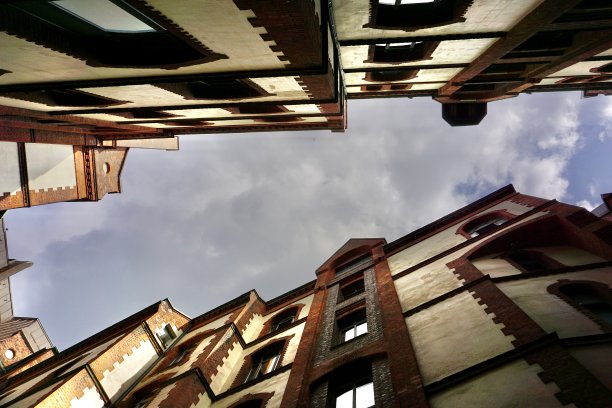 Speicherstadt，字面意思是“仓库之城”，意思是德国汉堡的仓库区，是世界上最大的仓库区，建筑建立在木材桩基础上，在这个特殊的情况下，橡木原木。图片下载