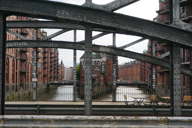 Speicherstadt，字面意思是“仓库之城”，意思是德国汉堡的仓库区，是世界上最大的仓库区，建筑建立在木材桩基础上，在这个特殊的情况下，橡木原木。图片下载