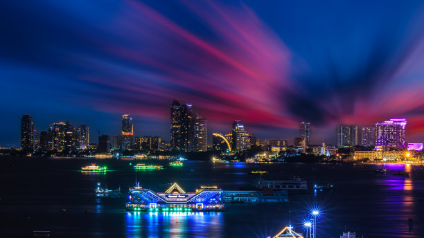 芭堤雅色彩斑斓的城市景观和灯光，海上的游船，夜晚的芭堤雅湾，巴厘岛海观景台，图片下载