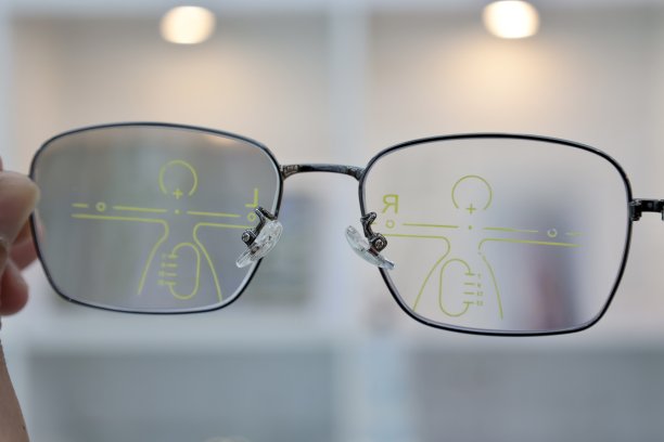 眼镜渐进式镜片，眼镜店眼镜图片下载