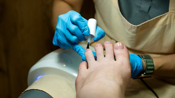 修脚。主涂无色底图片下载