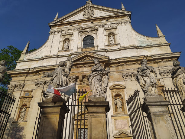 波兰克拉科夫夏日的圣彼得和圣保罗教堂图片下载