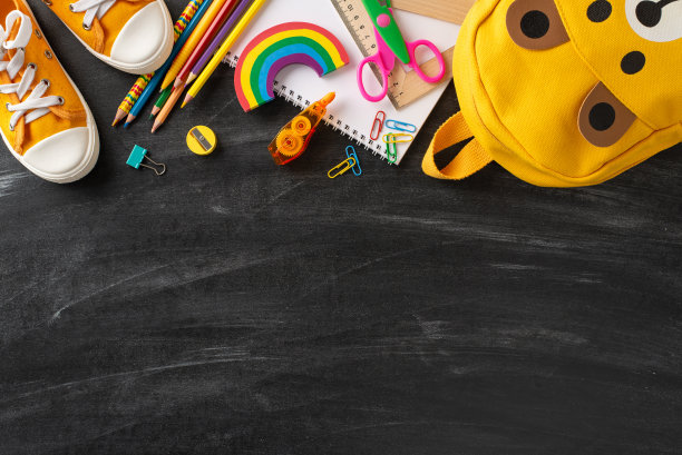 为开学季做好准备。熊形背包的俯视图，彩色铅笔，艺术速写本，彩虹橡皮泥，测量尺，运动鞋和更多的黑板背景与空间的文字或广告图片下载