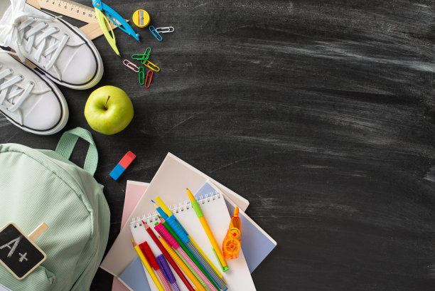 学术准备场景。白色帆布背包和运动鞋的俯视图照片，以及黑板背景上充足的教育必需品供应，完美的文本或广告目的图片下载