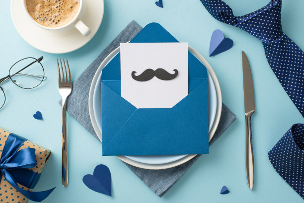 让你的父亲觉得这个令人惊叹的桌子布置很特别。顶视图平面的信封，明信片与小胡子在盘子，咖啡，餐具，餐巾，领带，和更多的浅蓝色背景图片下载