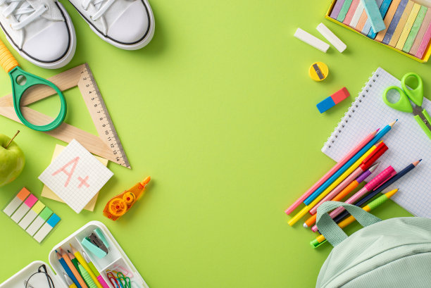 提升你的教育材料，这张俯视图照片展示了一个背包，运动鞋和办公用品在浅绿色的背景。理想的推广目的和文本放置图片下载