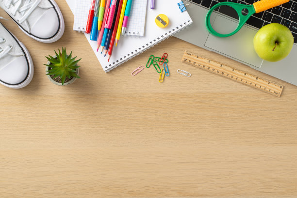 探索远程学习的可能性与这个自上而下的快照显示计算机，桌子上的植物，运动鞋和木制背景教育项目，文字或广告的复制空间图片下载