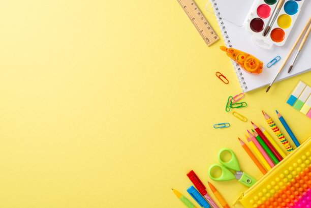 在学校学习艺术的概念。上面的照片相册，水彩画和生动的文具在黄色孤立的背景与复制空间的广告或短信图片下载