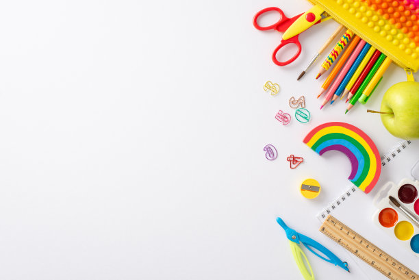 通过这个俯视图快照探索幼儿教育的世界:算盘，铅笔盒和充满活力的收集文具上孤立的白色背景，准备文字或广告安置图片下载