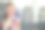 女孩在火车上用手机和智能手表看相机图片下载