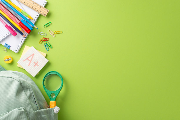 提升你的教育材料与这顶视图照片展示了一个背包，一双运动鞋和文具在浅绿色的背景。理想的推广目的和文本放置图片下载