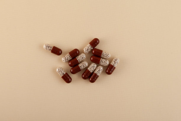 胰液素药片。胰酶。含有抗胃颗粒的胶囊图片下载