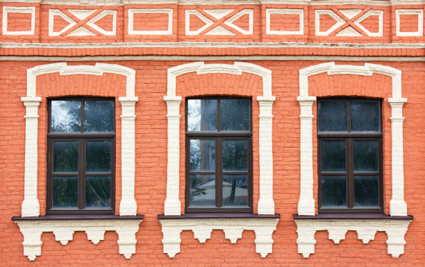 一座古老的石头房子的正面。古色古香的橘黄色石头房子，有现代化的窗户。图片下载