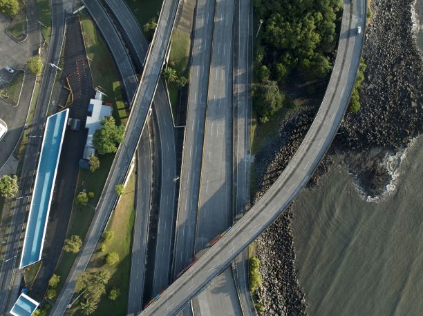 中美洲巴拿马城的鸟瞰图，用无人机拍摄，城市繁忙的街道图片下载