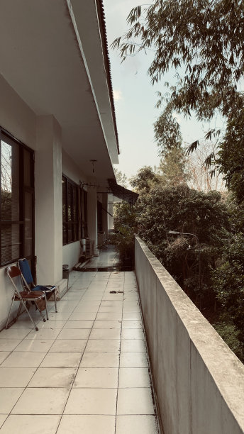 废弃的阳台上有坏掉的椅子图片下载